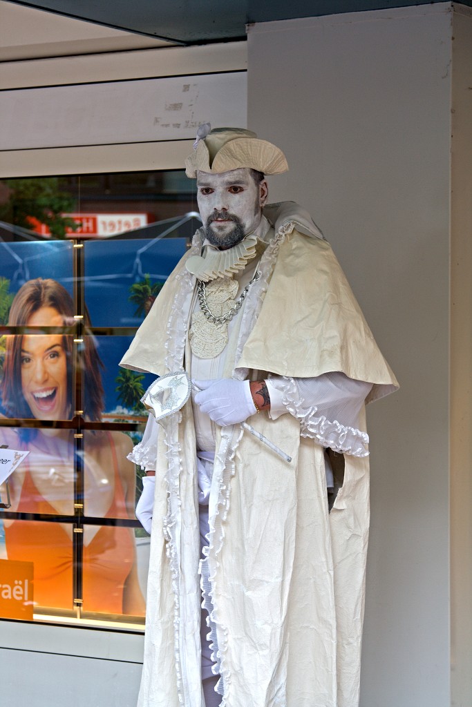 living statue oss levend standbeeld evenement event festival festiviteit kunst art straatkunst streetart artiest beeld beeldhouwwerk sculpture sculptuur